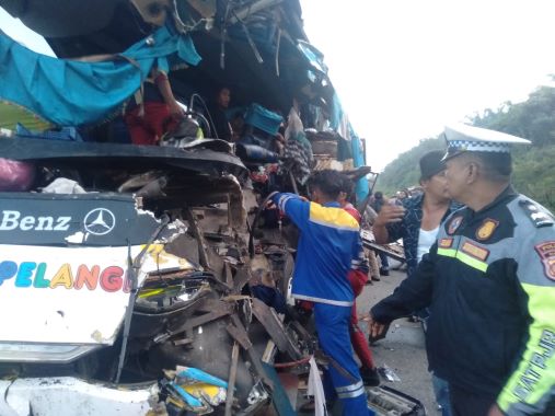 Bus Pelangi Tabrak Tronton di Tol Permai, Dua Tewas 16 Luka-Luka 